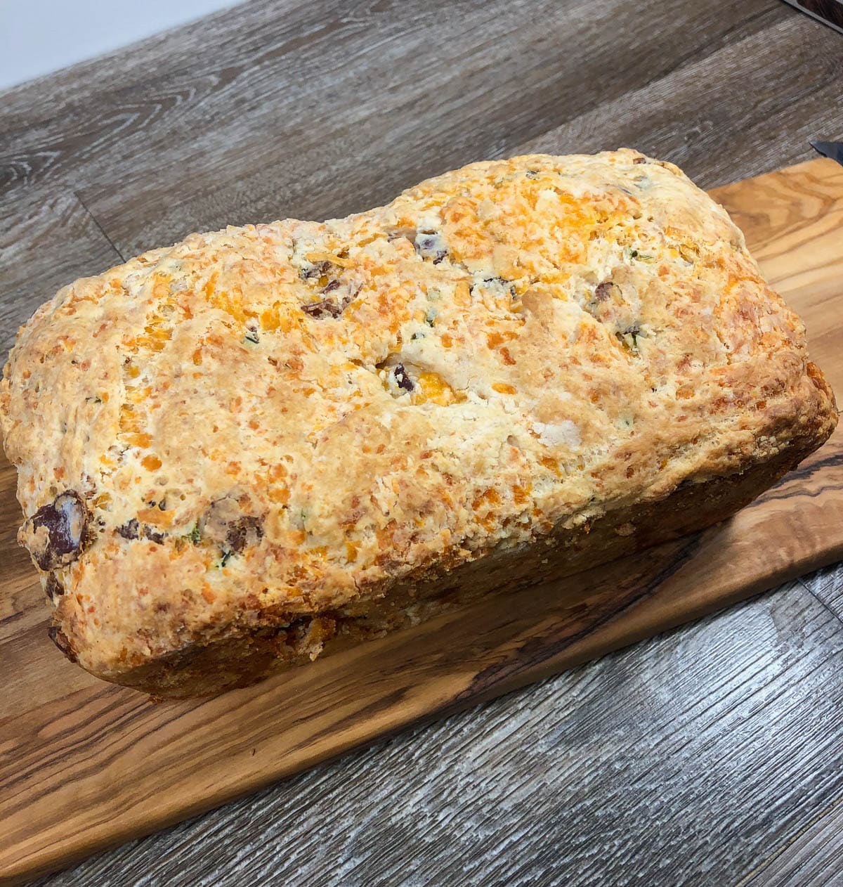 Bacon Jalapeño Popper Cheesy Bread