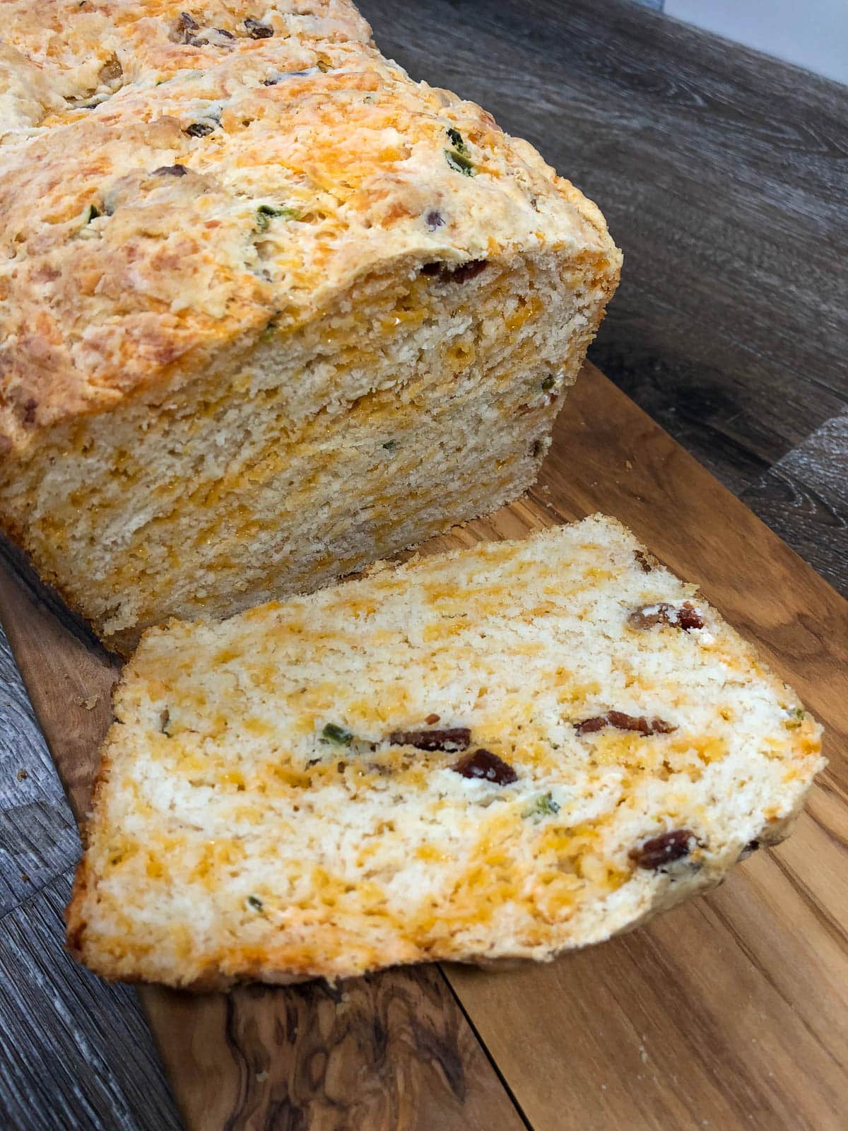 Bacon Jalapeño Popper Cheesy Bread