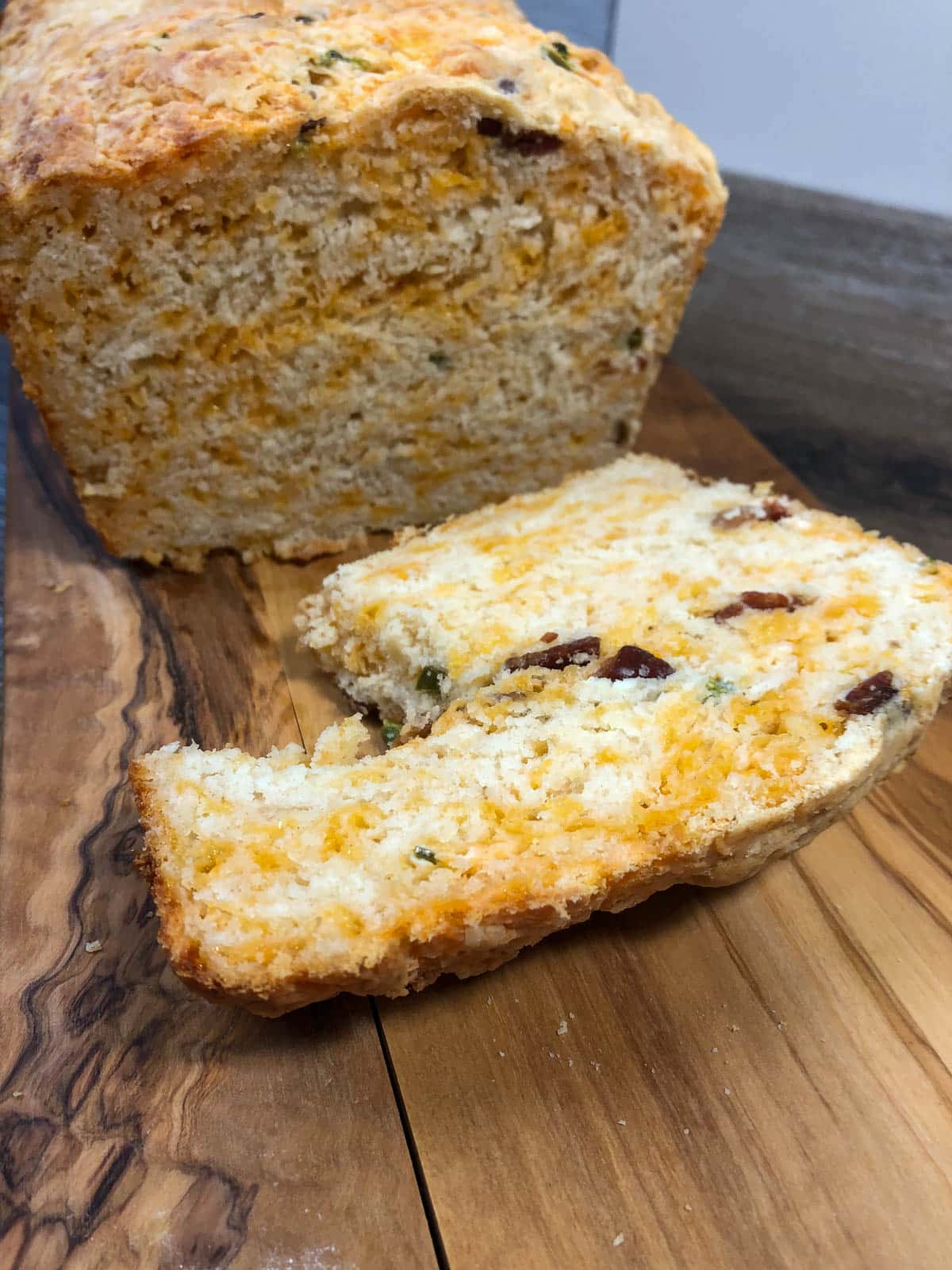 Bacon Jalapeño Popper Cheesy Bread