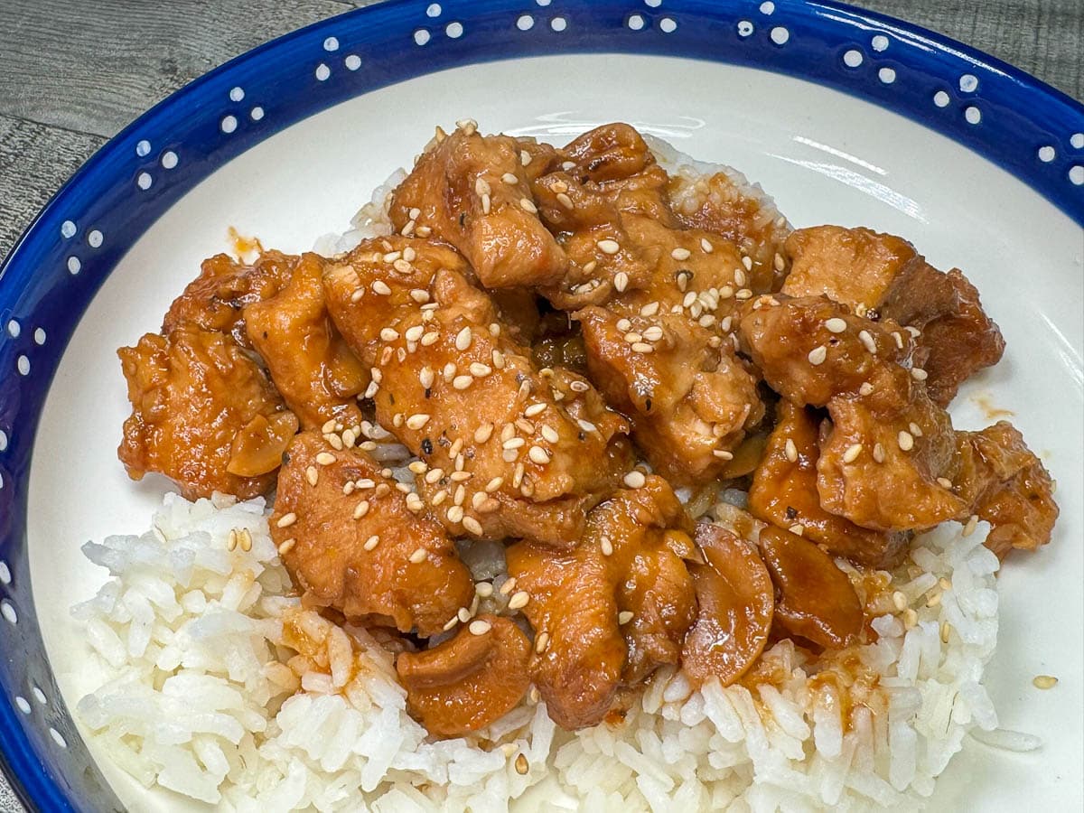 cashew chicken over white rice